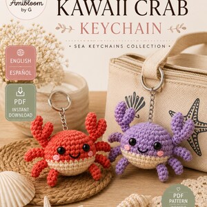 Puede incluir: Un patrón de ganchillo titulado Kawaii Crab Keychain que muestra dos cangrejos amigurumi hechos a mano, uno rojo y otro morado, cada uno con ojos negros, mejillas rosadas y un llavero de metal. El texto incluye Amibloom by G, English, Español y PDF Instant Download.