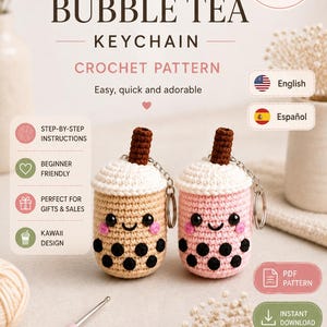 Puede incluir: Un patrón de ganchillo digital para un llavero de té de burbujas, con el texto Amibloom by G, BUBBLE TEA KEYCHAIN y CROCHET PATTERN. La imagen muestra dos llaveros de té de burbujas tejidos a ganchillo en color beige y rosa con ojos negros.
