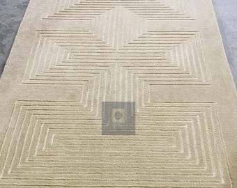 Handtuftad ullmatta: Modern beige geometrisk 3D-snidad matta