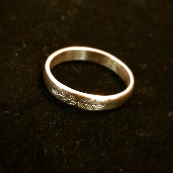 The 'Laurel' gold band (3mm)