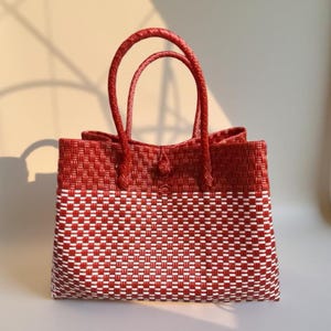 バリ島職人による手織りトートバッグ（大） - リサイクルプラスチックを使用した手作り - Jali Junthi 38x14x27cm