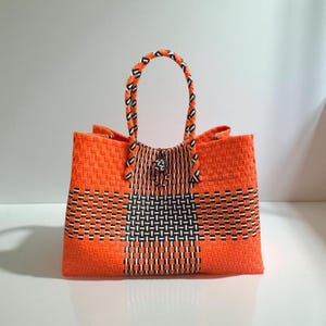 手編みのサマートートバッグ（大） - リサイクルプラスチックを使用したハンドメイド - Jali Jumbha 38x14x27cm