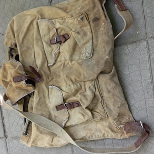Vintage sovjetisk arméryggsäck i canvas, militär ryggsäck, Sovjetunionens fältryggsäck, canvasremmar, samlarutrustning från kalla kriget, sällsynt retro-ryggsäck