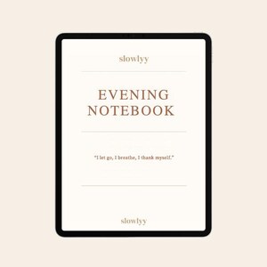 Peut inclure: Une tablette numérique affiche une page crème avec les mots "EVENING NOTEBOOK" en police serif. En dessous du titre se trouve la citation, "I let go, I breathe, I thank myself." La marque "slowlyy" apparaît en haut et en bas.