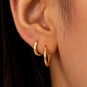 Minimalist Simple Hammered Huggie Hoop Earrings in Sterling Silver, Gold or Silver, Small Hoop Earrings, Simple Geometric Jewellery