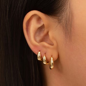 Dainty & Minimalist Tapered Hoop Earrings • Gold or Silver • Teardrop Huggie Earrings • 8mm 10mm 12mm • Cartilage Hoops • Small Chunky Hoops