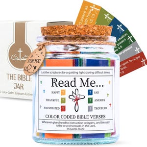Puede incluir: Un frasco de vidrio transparente con tapa de corcho que contiene tiras de papel de colores. La etiqueta dice "Read Me... COLOR CODED BIBLE VERSES" con un gráfico de cruz y categorías como "HAPPY," "SAD," y "ANXIOUS."