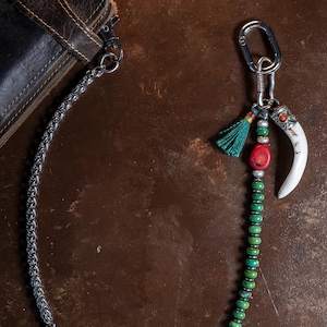 Cartera con cadena de piedra verde