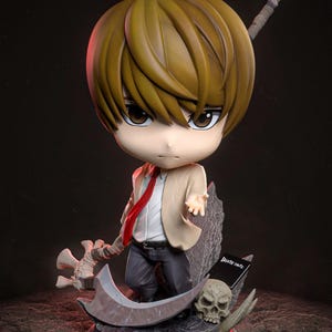 Light Yagami Chibi - 3D Gedruckte Fan Art Miniatur | Tanuki Figuren | 12 cm lange Death Note inspirierte süße Anime Figur zum ausstellen und bemalen