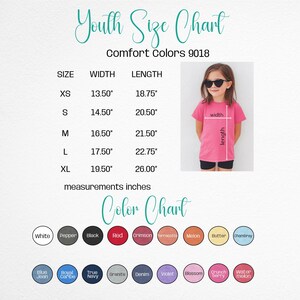 K&ouml;nnte beinhalten: Eine Gr&ouml;&szlig;entabelle f&uuml;r Kinder mit Ma&szlig;en in Zoll f&uuml;r Comfort Colors 9018 Shirts. Die Tabelle enth&auml;lt die Gr&ouml;&szlig;en XS bis XL mit den entsprechenden Breiten- und L&auml;ngenma&szlig;en. Eine Farbkarte zeigt verschiedene Hemdfarben, darunter Wei&szlig;, Schwarz und Rot.