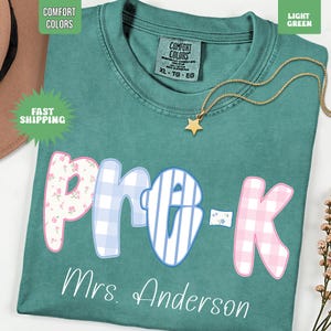 Komfortfarben benutzerdefinierte Lehrer Nachname Shirt, Prek Lehrer Shirt, Zurück zu Schullehrer T-Shirt, Lehrer Wertschätzung Geschenk, Pre K Lehrer T-Shirt