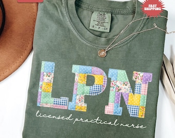 Camiseta de enfermera práctica con licencia Comfort Colors® con parches falsos, regalo para graduados de enfermería, camiseta de enfermera titulada, regalo para enfermera