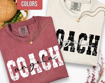 Maglietta personalizzata Comfort Colors® per allenatore, regalo personalizzato per allenatore, maglietta con nome allenatore, maglietta per il giorno della partita dell'allenatore, regalo di squadra, maglietta con nome allenatore