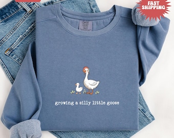 Komfortfarben, die eine dumme kleine Gans wachsen Sweatshirt, Schwangerschaftansage Sweatshirt, niedliches Schwangerschafts-Shirt, Erwartung der Mutter-Geschenk-Shirt