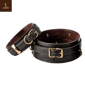 Könnte beinhalten: Eine weiße Keramik-Tasse mit schwarzem Henkel und dem Text "But First, Coffee" in schwarzer, fetter Schrift. Die Tasse steht auf einer weißen Oberfläche.