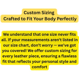 Puede incluir: Imagen con cuadros de texto amarillos. El cuadro superior dice "Custom Sizing, Crafted to Fit Your Body Perfectly." El cuadro inferior explica el tallaje personalizado para piezas de cuero.