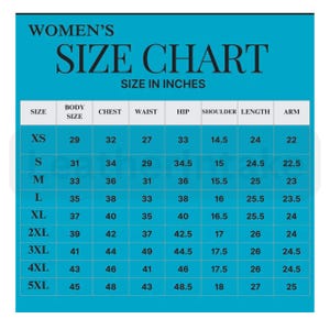 Puede incluir: Una tabla de tallas para mujer en pulgadas, con medidas de cuerpo, pecho, cintura, cadera, hombro, largo y brazo. Las tallas van de XS a 5XL, con las medidas correspondientes para cada talla. La tabla est&aacute; sobre un fondo turquesa.