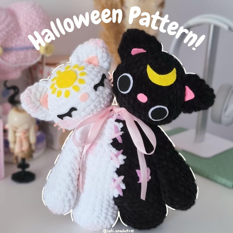 Puede incluir: Dos peluches de crochet, uno blanco con un sol amarillo y el otro negro con una luna creciente amarilla, est&aacute;n cosidos juntos. Los juguetes sostienen una cinta rosa y tienen una costura en el medio.  Halloween Pattern! est&aacute; escrito encima de los juguetes.
