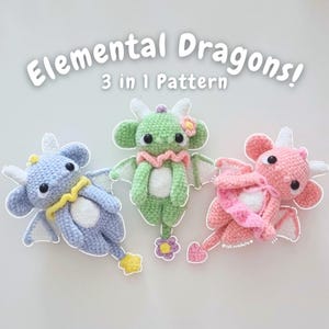 Könnte beinhalten: Drei gehäkelte Drachen-Plüschtiere in verschiedenen Farben: hellblau, grün und rosa. Jeder Drache hat einen weißen Bauch, gelbe Augen und eine Blume am Schwanz. Der Text "Elemental Dragons! 3 in 1 Pattern" befindet sich oben im Bild.