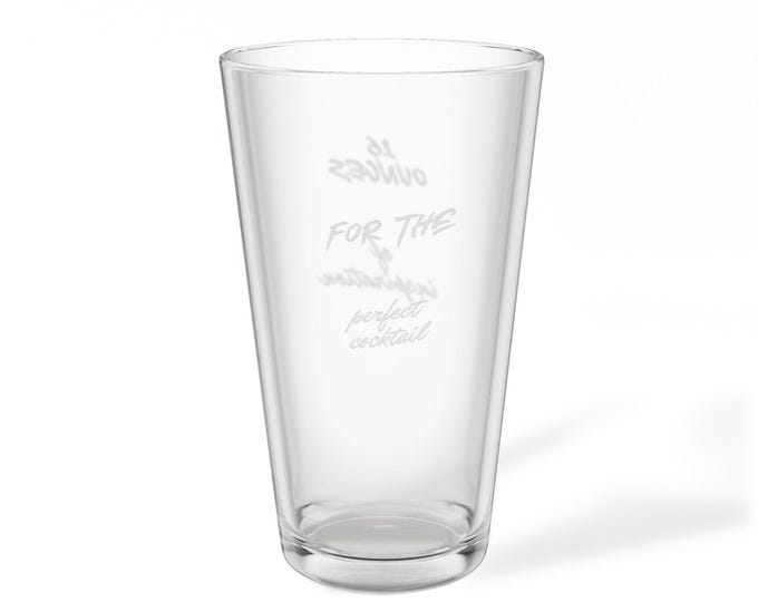 BellaStoria | Personalized Pint Mixing Glass, Perfect for Cocktails, Engraved Glassware, Gift Bartender, Kitchen Accessory, Housewarming