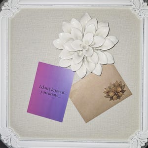 愛を込めて贈る、Just Becauseグリーティングカード。蝶と蓮の花のロゴが入った特製封筒付き。Flyy Lotusグリーティングカード