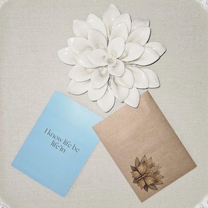 励ましのグリーティングカード「Life Be Life’n」。蝶と蓮の花のロゴが入った特製封筒付き。Flyy Lotusグリーティングカード