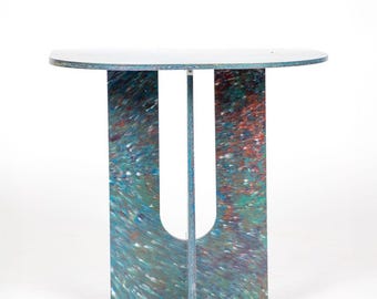 Table d'appoint en HDPE recyclé : mobilier durable motif galaxie