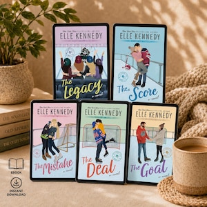 Può includere: Cinque copertine di libri digitali di Elle Kennedy intitolate The Legacy, The Score, The Mistake, The Deal e The Goal. Ogni copertina presenta personaggi illustrati in ambientazioni a tema hockey con sfondi pastello e tipografia stilizzata.