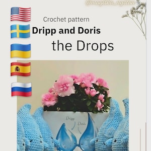 Pode incluir: Imagem de um padrão de crochê intitulado "Dripp and Doris the Drops" com gotas de crochê azuis e um arranjo floral rosa. A imagem inclui o texto "Crochet pattern" e um identificador do Instagram.