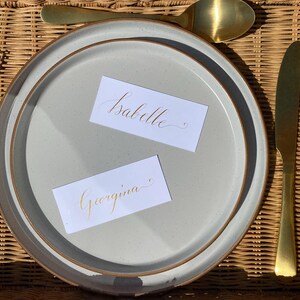 Tarjetas de lugar: tarjetas de nombre para bodas o eventos en color blanco plano con caligrafía personalizada.