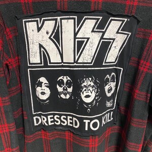 Geüpcycled flanel - Kiss Dressed to Kill-t-shirtprint op achterkant flanel - medium volwassene - GRATIS VERZENDING