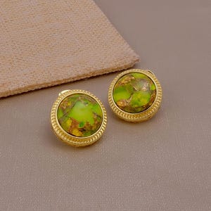 Pendientes de oro Mohave con peridoto verde - Postes redondos para la oreja - Gema engastada con bisel texturizado - Piedra natal de agosto