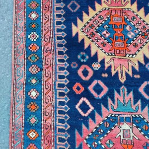Tapis de couloir oriental ancien 4x17, extra long, couleur foncée, tapis Heriz bleu marine, tapis Serapi vintage, tapis vibrant