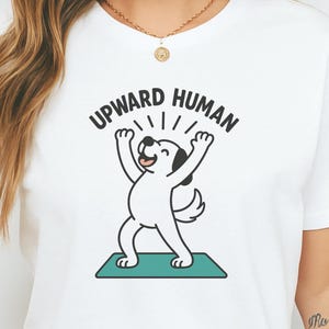 Camiseta "Arriba", divertida camiseta de perro yoga, divertida camiseta de mindfulness, regalo de humor espiritual, parodia de yoga animal