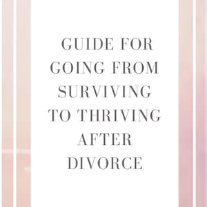 Puede incluir: Portada de libro con el título "Guía para pasar de sobrevivir a prosperar después del divorcio" de Kristin May. El texto está en fuente gris oscuro sobre fondo blanco, enmarcado por un borde rosa pálido y blanco.