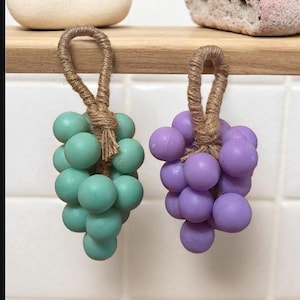 Ambachtelijke biologische geitenmelk, druiven of bladeren, zeep aan een touw