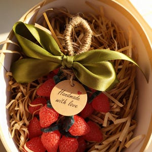 Jabón de fresa hecho a mano, jabón artesanal con aroma natural, lindo regalo de baño afrutado, jabón decorativo vegano, regalo para ella, cuidado personal y recuerdo de novia.