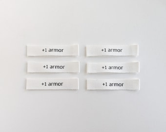 Plus 1 Rüstung | Cotton Luxe Labels | 6er Pack | Gewebte Kleidungsetiketten | Nähen Geschenk | D&D | Rollenspiel Geek | +1