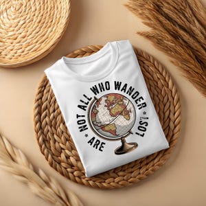 T-shirt Not All Who Wander Are Lost, T-shirt Travel Lover, Adventure Awaits Top, roadtripkleding, campingshirt, kleding ontdekken