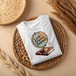 Live Travel Repeat-T-shirt, T-shirt Travel Lover, Adventure Awaits Top, Road Trip-kleding, campingshirt, kleding ontdekken