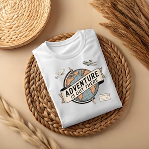 Adventure Is Out There-T-shirt, Travel Lover-T-shirt, Adventure Awaits Top, roadtripkleding, campingshirt, kleding ontdekken