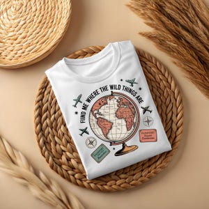T-shirt Find Me Where The Wild Things Are, T-shirt Travel Lover, Adventure Awaits Top, Road Trip-kleding, campingshirt
