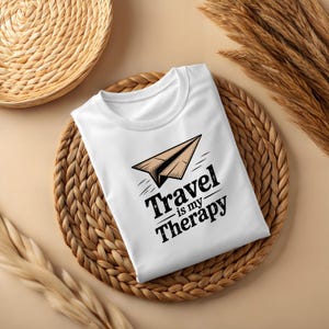 T-shirt Travel Is My Therapy, T-shirt Travel Lover, Adventure Awaits Top, roadtripkleding, campingshirt, kleding ontdekken
