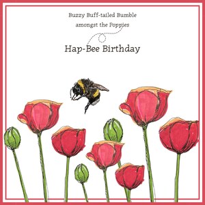 以下が含まれることがあります： 赤い縁取りのグリーティングカードには、赤いポピーとマルハナバチの水彩イラストが描かれています。テキストには「Buzzy Buff-tailed Bumble amongst the Poppies」と「Hap-Bee Birthday」と書かれています。