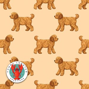 Pode incluir: Padrão repetido de cães golden doodle de desenho animado em um fundo de pêssego claro. Os cães são retratados em uma pose de caminhada com pelos fofos. Um logotipo circular com uma lagosta usando óculos está no canto inferior esquerdo.
