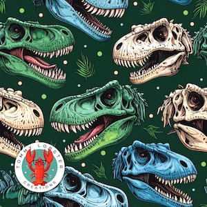 Puede incluir: Un patrón repetitivo de cabezas de dinosaurios en tonos verdes, azules y crema sobre un fondo verde oscuro. Las cabezas de los dinosaurios están representadas en varias poses, algunas con la boca abierta mostrando dientes y lengua. El diseño incluye pequeños puntos verdes y blancos y hojas de helecho.