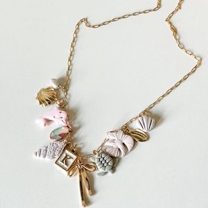 Naszyjnik z zawieszką Coastal Keepsake Charm – personalizowany naszyjnik z inicjałami z muszlą, delfinem i żółwiem morskim | Beachy Gold Chain Jewelry
