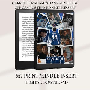 Könnte beinhalten: Ein schwarzer E-Reader mit einer Fotocollage auf dem Bildschirm, darunter Eishockeyspieler in blauen Trikots mit der Nummer 44, eine Gitarre und das Logo von Briar University Hockey. Der Text lautet GARRETT GRAHAM & HANNAH WELLSY OFF CAMPUS THEMED KINDLE INSERT.