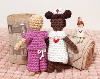 Patrones de muñecas quitapenas de ganchillo: enfermeras, personal de primeros auxilios, uniformes médicos y conjuntos (descarga en PDF)