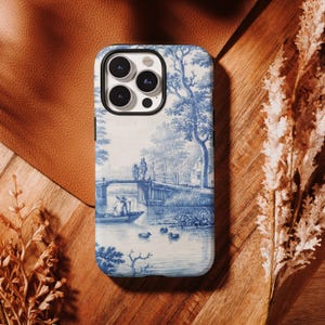 Funda vintage azul de Delft con escena de pueblo europeo y bote de remos para iPhone 16, 15, 14, 13, 12 Pro Max, Samsung con gráfico de espiral hipnótico